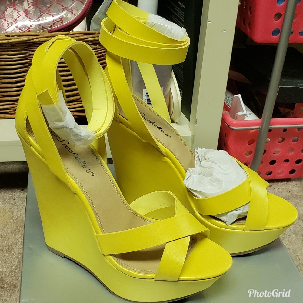 VIVI Wedges (size 8.5)